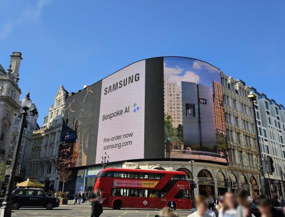 ▲삼성전자가 영국 런던 피카딜리 광장에서 진행하는 ‘비스포크 AI’ 옥외광고 모습. ⓒ삼성전자