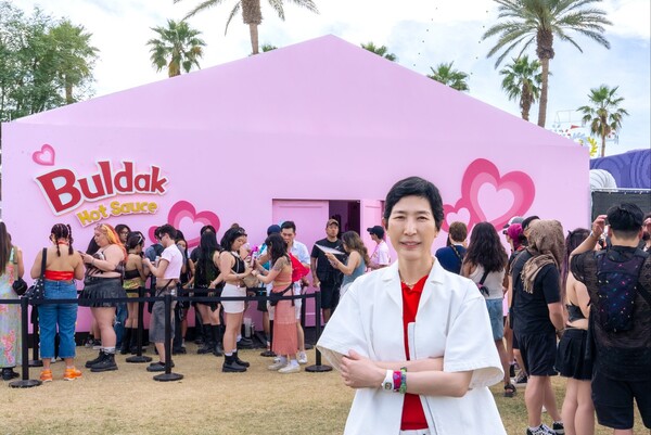 ▲불닭소스 부스를 찾는 김정수 부회장. ⓒ삼양라운드스퀘어