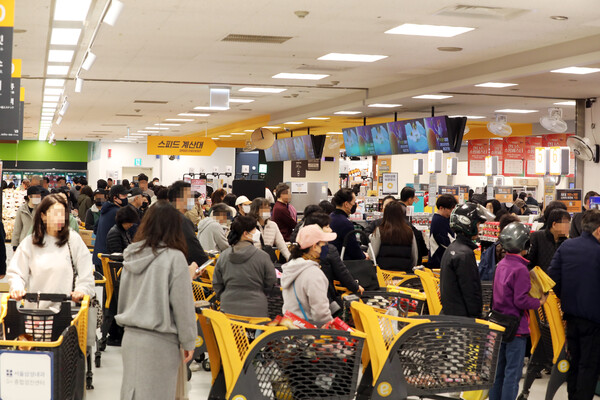 ▲이마트 용산점에서 랜더스 쇼핑페스타를 맞아 찾은 고객들. ⓒ신세계그룹