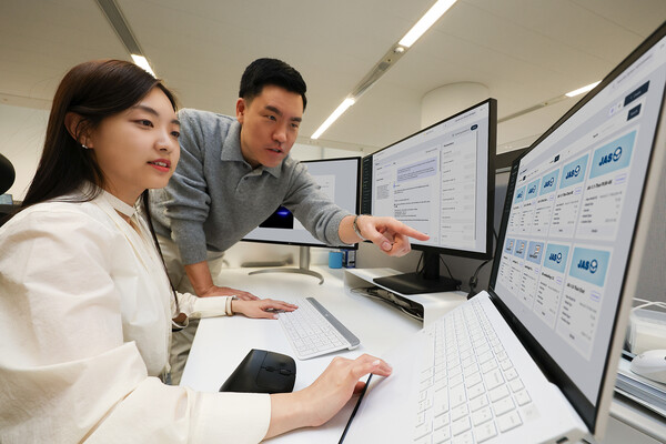 ▲KT 직원들이 태국어 LLM 플랫폼 구축 프로젝트에서 개발한 LLM 운영 관리 환경 'LLM 옵스'를 테스트하고 있다.ⓒKT