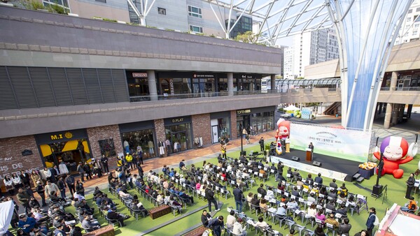 ▲아브뉴프랑 광교 중앙광장에서 제45회 장애인의 날 기념행사가 진행되는 모습. ⓒ호반그룹