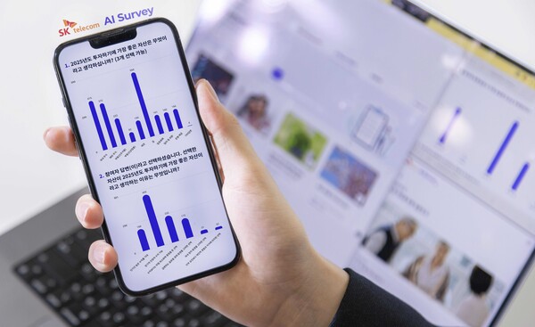 ▲스마트폰을 통해 SKT AI Survey 홈페이지에 접속해 설문 정보를 확인하는 모습ⓒSK텔레콤