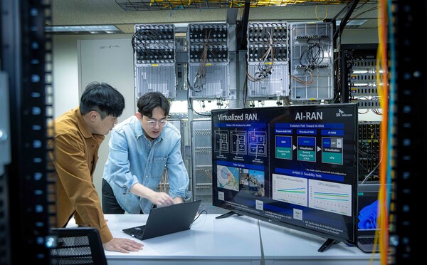 ▲사진은 SKT 구성원들이 분당사옥에서 네트워크 AI 관련 연구를 진행하는 모습ⓒSK텔레콤