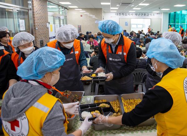▲김대헌 호반그룹 기획총괄사장(사진 오른쪽 두번째)을 비롯해 임직원 봉사단 ‘호반사랑나눔이’가 배식 봉사활동을 진행하는 모습. ⓒ호반그룹