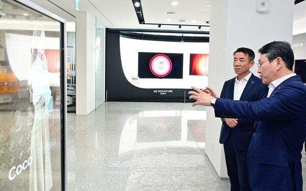▲LG전자 조주완 CEO(오른쪽)가 코레일 한문희 사장(왼쪽)에게 투명 올레드 디스플레이를 소개하고 있다 ⓒ LG전자