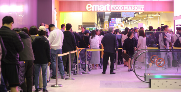 ▲이마트가 17일 서울 강동구 고덕비즈밸리에 한층 진화한 미래형 리테일 매장 '이마트 푸드마켓 고덕점'을 그랜드 오픈했다. 사진은 이마트 푸드마켓 고덕점 입장 대기줄. ⓒ이마트