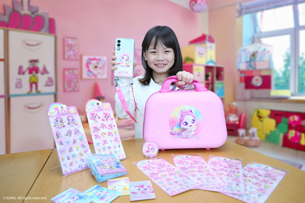 ▲사진은 LG유플러스 모델이 캐치! 티니핑 굿즈 세트를 소개하는 모습.ⓒLG유플러스