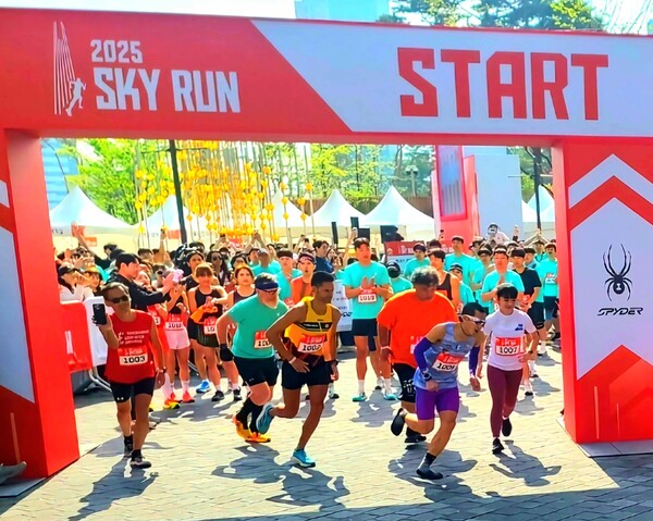 ▲4월 20일 서울 잠실 롯데월드타워에서 롯데 스카이런이 개최됐다. 사진은 스타트라인에서 참가자들이 출발하고 있는 모습. ⓒ박현주 기자