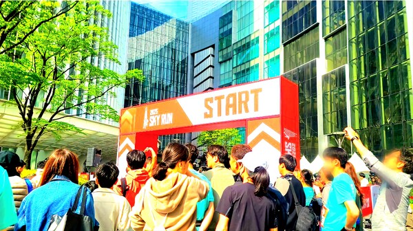 ▲롯데 스카이런 스타트라인 지점에서 인파가 인산인해를 이루고 있다. 이번 스카이런에서는 총 2,000여명의 참가자들이 달렸다. ⓒ박현주 기자