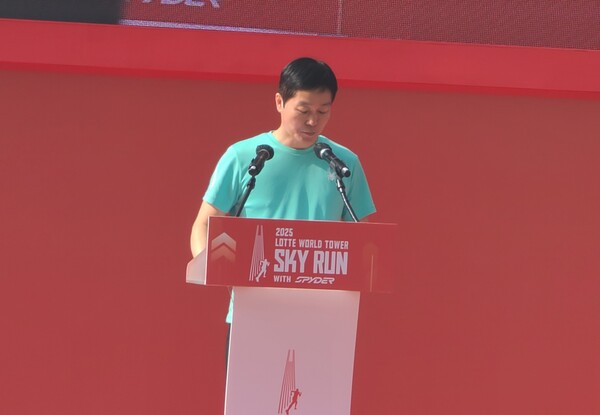 ▲장재훈 롯데물산 대표는 스카이런 개회식에서 "스카이런은 참가비 기부를 통해 국내 재활치료 환아들에게 희망을 전하는 아름다운 도전"이라고 말했다. ⓒ박현주 기자