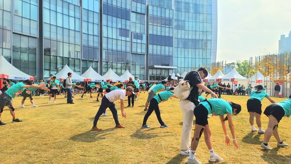 ▲롯데월드타워 아레나 광장에서 참가자들이 준비운동을 하고 있다. ⓒ박현주 기자