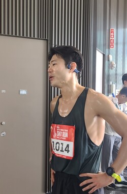 ▲경쟁부문 전체 1위를 기록한 안봉준씨. 그는 월드타워 123층을 18분 32초에 돌파했다. ⓒ박현주 기자