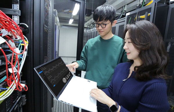 ▲사진은 LG유플러스 임직원들이 관련 기술을 시연하는 모습.ⓒLG유플러스