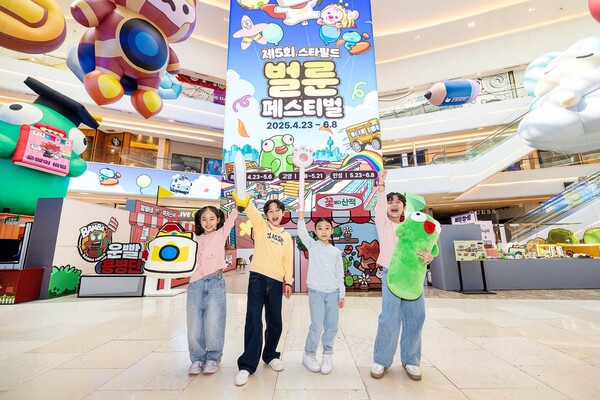 ▲어린이 모델들이 스타필드 하남에서 진행 중인 ‘제5회 벌룬 페스티벌’ 운빨초등학교에서 사진 촬영을 하고 있다. ⓒ신세계프라퍼티