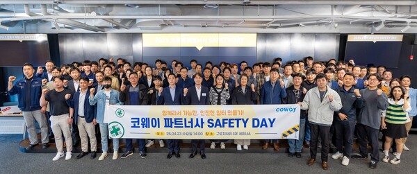 ▲코웨이가 지난 23일 서울 구로구 코웨이 본사에서 ‘2025 파트너사 세이프티 데이’를 개최했다. 이날 행사에 참석한 김기배 코웨이 생산구매본부장(사진 왼쪽 일곱 번째)과 파트너사 관계자들이 기념사진을 촬영하고 있다. ⓒ코웨이