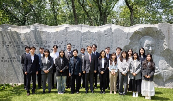 ▲포니정재단 이만희 사무총장(사진 앞줄 왼쪽 5번째)과 장학생들이 정세영 명예회장 흉상 부조 앞에서 기념 촬영하는 모습. ⓒ현대산업개발
