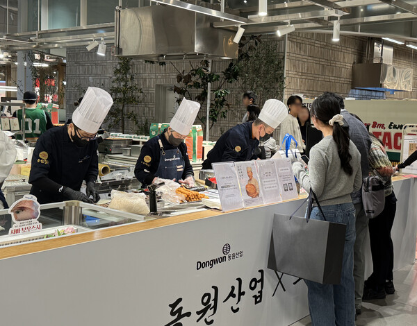 ▲동원산업은 25일 여의도에 위치한 더현대 서울에서 인기 일식 셰프이자 초밥 명인인 ‘나카무라 코우지’와 손 잡고 팝업스토어를 열었다. ⓒ동원산업