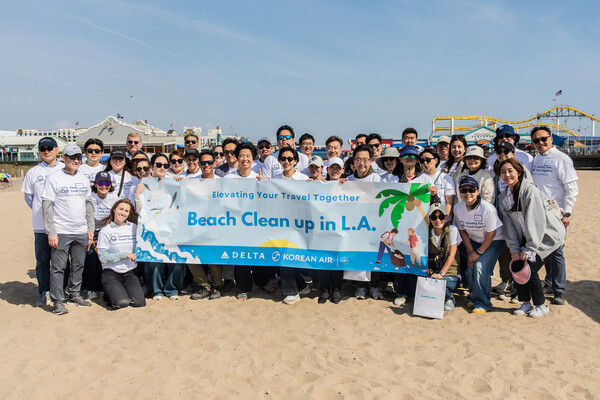▲대한항공-델타항공 공동 봉사활동에 참가한 임직원들이 기념 촬영하는 모습. ⓒ대한항공