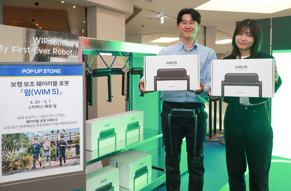 ▲서울시 양천구 현대백화점 목동점 지하 2층 윔 에스 팝업에서 상품을 소개하는 모습. ⓒ현대백화점그룹