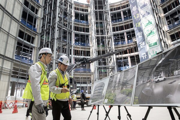 ▲현대건설 이한우 대표가 현대 하이테크센터 현장에서 안전점검을 진행하고 있다. ⓒ현대건설