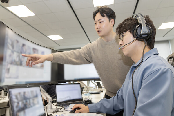 ▲지난 19일 경기 용인 삼성전자 인재개발원에서 삼성전자 감독관이 응시자를 대상으로 예비소집을 진행하는 모습. ⓒ삼성전자