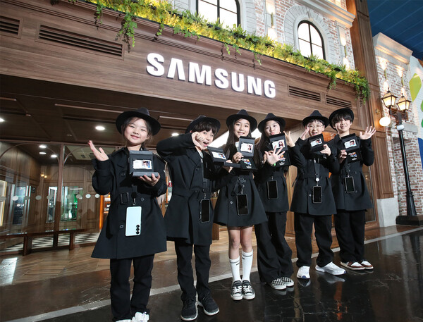 ▲서울 잠실에 위치한 '키자니아 서울'의 'AI 비밀 본부 체험관'에서 키자니아 어린이 의회 의원들이 미션을 수행하고 획득한 뱃지를 소개하고 있다. ⓒ삼성전자