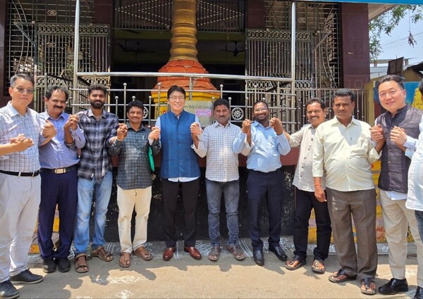 ▲인도 안드라프라데시(AP)주 비사카파트남에서 만난 LG화학 CSSO(최고지속가능전략책임자) 고윤주 전무(가운데)와 LG폴리머스 인근 마을 대표가 기념 사진을 찍고 있다. ⓒLG화학