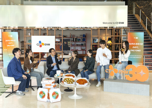 ▲CJ ENM 윤상현 대표(사진 왼쪽 세번째)가 CJ 문화사업 출범일(1995년 4월 28일)을 기념해 청바지를 입고 직원들과 피자를 먹으며 온리원(ONLYONE) 창업정신을 되새기는 ‘DAY1 미팅’을 진행하고 있다. ⓒCJ ENM
