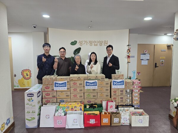 ▲매일유업은 국내입양 전문기관인 성가정입양원에 어린이날 선물과 매일유업 제품 1,000개를 전달했다. (사진 오른쪽부터) 매일홀딩스 고정수 경영지원총괄, 매일유업 임직원 봉사동호회 ‘살림’ 조지은 회장, 성가정입양원 윤미숙 원장수녀. ⓒ매일유업