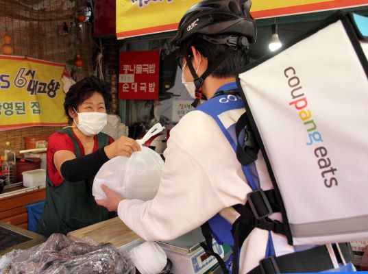 ▲쿠팡이츠 배달기사가 전통시장 배달에 나서는 모습 . ⓒ쿠팡이츠