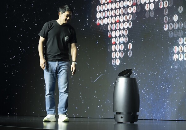 ▲최성환 SK네트웍스 사업총괄 사장이 지난달 23일 나무엑스 웰니스 로봇을 시연하고 있다. ⓒSK네트웍스