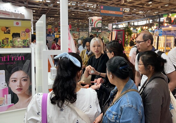 ▲롯데는 오는 12일부터 13일까지 이틀간 ‘롯데-대한민국 브랜드 엑스포’를 개최하고 국내 우수 중소기업들의 수출·수입상담회를 진행한다. 본 행사에 앞서 4월 30일부터 5월 11일까지 대기업 최초로 ‘프랑스 파리 종합 전시회’에 홍보관을 마련해 유럽 시장 검증 기회를 제공하고 있다. ⓒ롯데