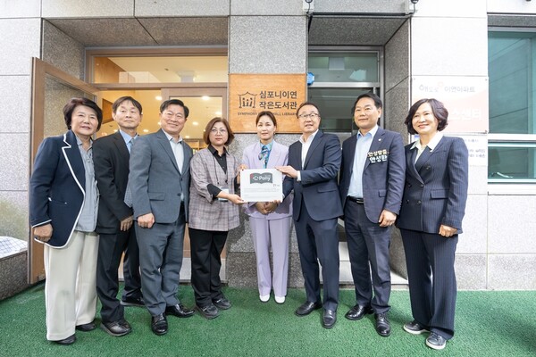 ▲이형덕 광명시의원, 지성현 해모로이연 아파트 입주자대표회장, 박승원 광명시장, 윤경숙 해모로이연 작은 도서관 활동가, 임오경 국회의원, 신왕섭 HDC현대산업개발 실장, 안성환 광명시의원, 김정미 광명시의원 등 관계자들이 기념 촬영하는 모습(사진 왼쪽부터). ⓒHDC현대산업개발