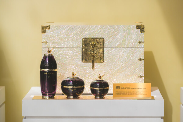 ▲류지안 작가의 ‘더후 환유 앤 헤리티지 세트’(뒤)와 더후 환유 라인. ⓒLG생활건강