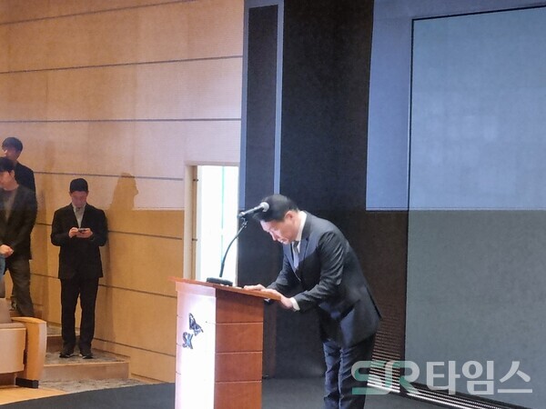 ▲최태원 SK그룹 회장이 7일 서울 을지로 SK텔레콤 본사 T타워에서 열린 일일브리핑에 참석해 사이버 보안 사고로 불편을 끼친 점에 대해 사과하고 있다. ⓒ문재호 기자