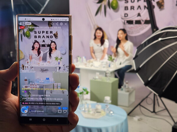 ▲12일 오후 8시 올영라이브 스튜디오에서 글로벌 코스메틱 브랜드 키엘이 라이브 방송을 촬영 중인 모습. ⓒCJ올리브영