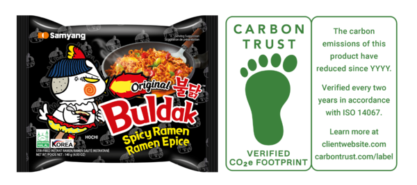 ▲ 불닭볶음면 수출 공용 패키지(사진 왼쪽)와 카본트러스트 인증마크. ⓒ삼양라운드스퀘어