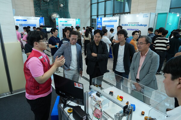 ▲지난해 '2024 전국 청소년 AI 창의 경진대회'에 참여했던 학생이 관람객과 심사위원들에게 출품한 시스템을 설명하고 있다. ⓒ포스코DX