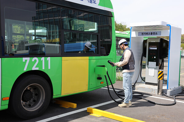 ▲EVSIS가 전기버스 충전기 특별점검을 진행 중이다. ⓒ롯데이노베이트