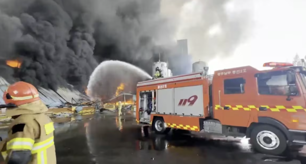 ▲17일 광주 광산구 소촌동에 위치한 금호타이어 광주공장에서 불이 나 소방당국이 진화 작업을 하고 있다. ⓒ광주소방본부 제공