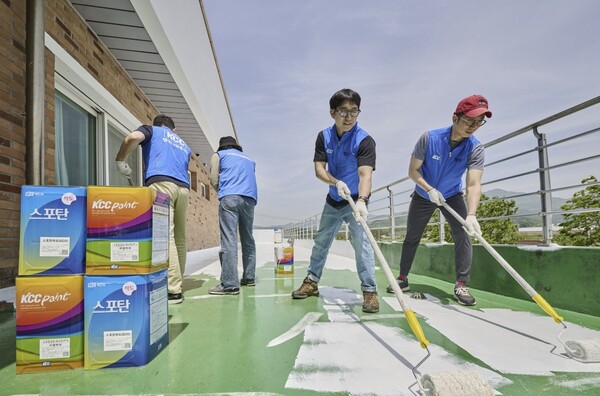 ▲KCC와 미래환경협회 관계자들이 흰마실 옥상에 차열페인트를 시공하는 모습. ⓒKCC