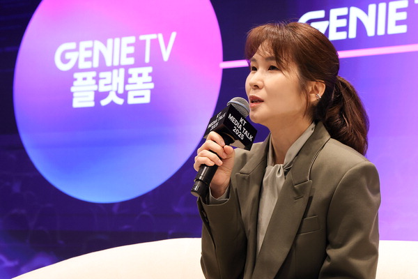 ▲KT 미디어부문장 김채희 전무가 지난 4월 열린 ‘KT그룹 미디어토크’에서 ‘KT 미디어 뉴웨이’에 대해 설명하고 있다.ⓒKT