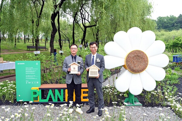 ▲현대엔지니어링 엄홍석 커뮤니케이션실장(사진 왼쪽)과 서울시 정원도시국 이수연 국장이 포토존에서 기념 촬영하는 모습. ⓒ현대엔지니어링