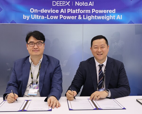 ▲(왼쪽부터)김녹원 딥엑스 대표와 채명수 노타 대표가 20일 ‘컴퓨텍스 타이베이 2025’에서 업무협약을 체결하고 기념촬영을 하고 있다. ⓒ딥엑스