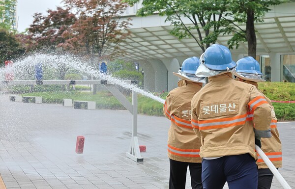 ▲2025 소방경진대회’ 참가자들이 속도방수 경연을 펼치고 있다. ⓒ롯데물산