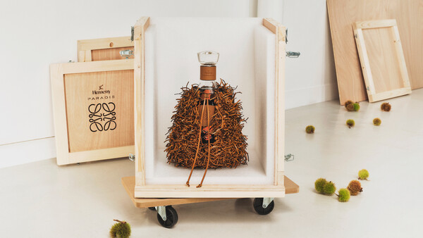 ▲‘헤네시 파라디-로에베’ 컬래버 제품. ⓒ신라면세점