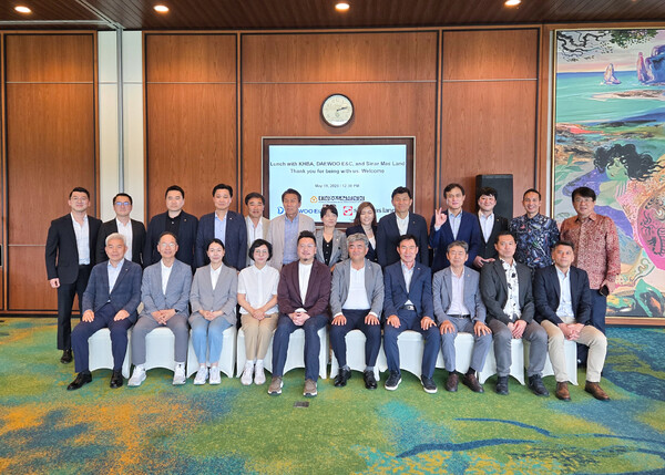 ▲정원주 회장(사진 앞줄 왼쪽 여섯번째), 마이클 위자야  시나르마스 랜드 사장(사진 앞줄 왼쪽 다섯번째) 등 관계자들이 기념 촬영하는 모습. ⓒ대한주택건설협회