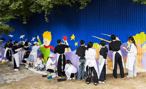 ▲KT&G복지재단이 지난 24일 쾌적한 학습환경 조성을 위한 ‘아름드리 꿈그림’ 벽화그리기 봉사활동을 진행했다. 사진은 ‘제66차 아름드리 꿈그림’ 봉사활동에서 봉사자들이 벽화를 그리고 있는 모습. ⓒKT&G