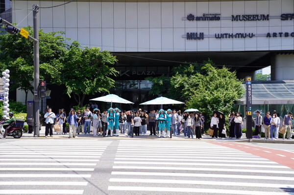 ▲횡단보도 앞에서 인간파라솔로 분장한 후레쉬맵 요원들이 시민들에게 그늘을 제공하는 이색 퍼포먼스로 시선을 끌었다. ⓒ삼양식품