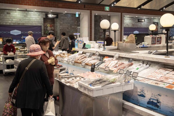 ▲신세계백화점 본점 지하 1층 수산물 코너 전경. ⓒ신세계